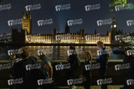 Menschenmassen warten darauf einen Blick auf den Sarg der Queen werfen zu können in London
