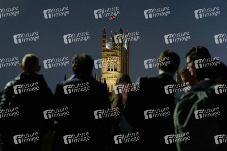Menschenmassen warten darauf einen Blick auf den Sarg der Queen werfen zu können in London