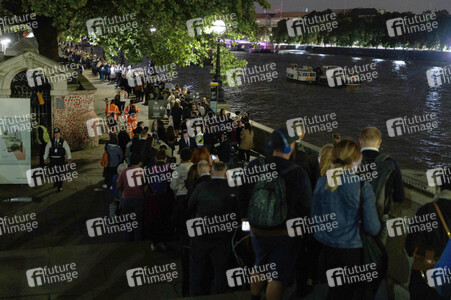 Menschenmassen warten darauf einen Blick auf den Sarg der Queen werfen zu können in London