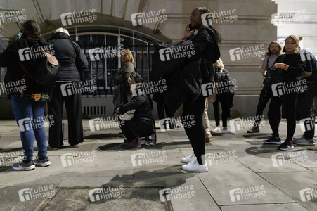 Menschenmassen warten darauf einen Blick auf den Sarg der Queen werfen zu können in London