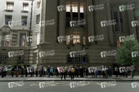 Menschenmassen warten darauf einen Blick auf den Sarg der Queen werfen zu können in London