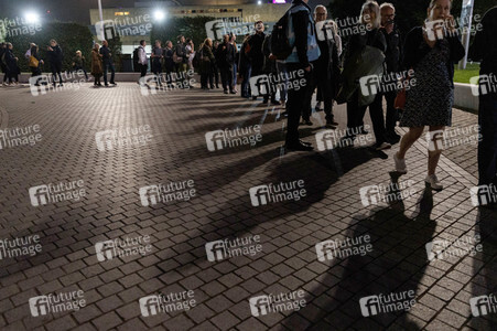 Menschenmassen warten darauf einen Blick auf den Sarg der Queen werfen zu können in London