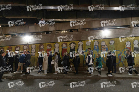 Menschenmassen warten darauf einen Blick auf den Sarg der Queen werfen zu können in London