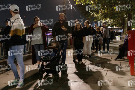 Menschenmassen warten darauf einen Blick auf den Sarg der Queen werfen zu können in London
