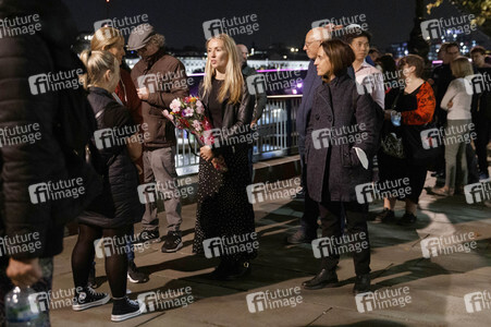 Menschenmassen warten darauf einen Blick auf den Sarg der Queen werfen zu können in London