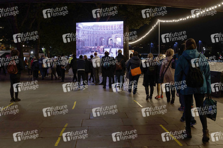 Menschenmassen warten darauf einen Blick auf den Sarg der Queen werfen zu können in London