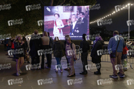 Menschenmassen warten darauf einen Blick auf den Sarg der Queen werfen zu können in London