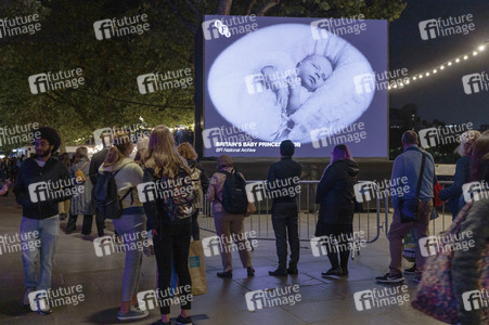 Menschenmassen warten darauf einen Blick auf den Sarg der Queen werfen zu können in London