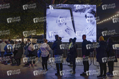 Menschenmassen warten darauf einen Blick auf den Sarg der Queen werfen zu können in London