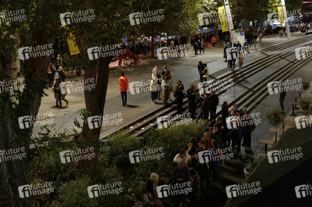 Menschenmassen warten darauf einen Blick auf den Sarg der Queen werfen zu können in London