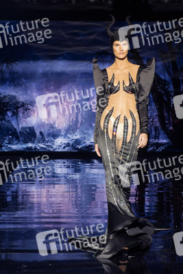 Andres Sarda Fashion Show auf der 76. Mercedes-Benz Fashion Week Madrid