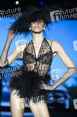 Andres Sarda Fashion Show auf der 76. Mercedes-Benz Fashion Week Madrid