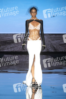 Andres Sarda Fashion Show auf der 76. Mercedes-Benz Fashion Week Madrid