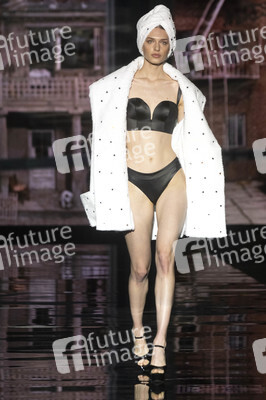 Andres Sarda Fashion Show auf der 76. Mercedes-Benz Fashion Week Madrid