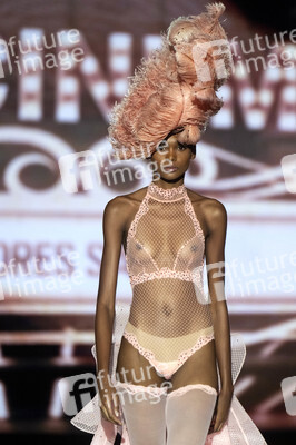 Andres Sarda Fashion Show auf der 76. Mercedes-Benz Fashion Week Madrid