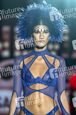 Andres Sarda Fashion Show auf der 76. Mercedes-Benz Fashion Week Madrid