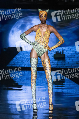 Andres Sarda Fashion Show auf der 76. Mercedes-Benz Fashion Week Madrid