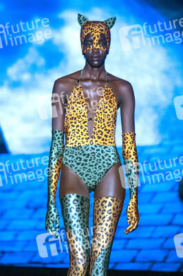 Andres Sarda Fashion Show auf der 76. Mercedes-Benz Fashion Week Madrid