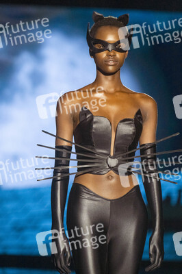 Andres Sarda Fashion Show auf der 76. Mercedes-Benz Fashion Week Madrid