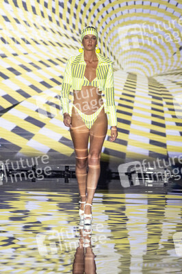 Andres Sarda Fashion Show auf der 76. Mercedes-Benz Fashion Week Madrid