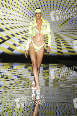 Andres Sarda Fashion Show auf der 76. Mercedes-Benz Fashion Week Madrid