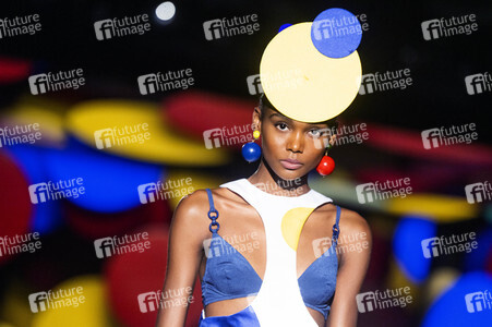 Andres Sarda Fashion Show auf der 76. Mercedes-Benz Fashion Week Madrid