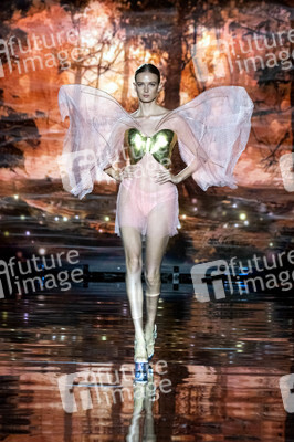 Andres Sarda Fashion Show auf der 76. Mercedes-Benz Fashion Week Madrid