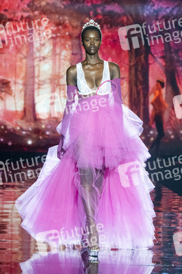 Andres Sarda Fashion Show auf der 76. Mercedes-Benz Fashion Week Madrid