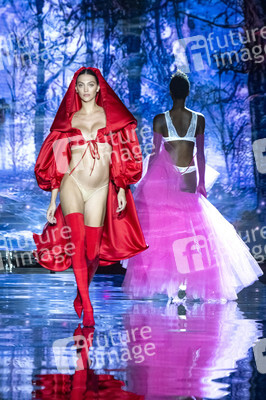 Andres Sarda Fashion Show auf der 76. Mercedes-Benz Fashion Week Madrid