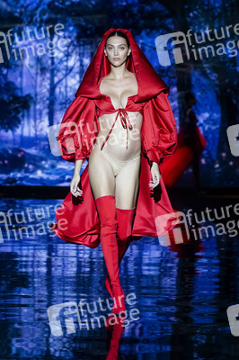 Andres Sarda Fashion Show auf der 76. Mercedes-Benz Fashion Week Madrid