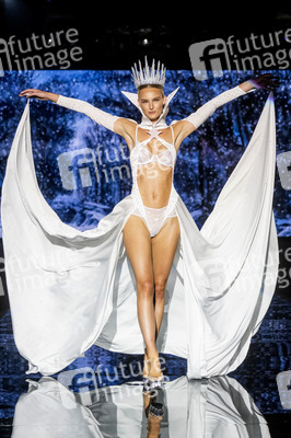 Andres Sarda Fashion Show auf der 76. Mercedes-Benz Fashion Week Madrid