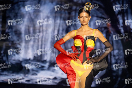 Andres Sarda Fashion Show auf der 76. Mercedes-Benz Fashion Week Madrid