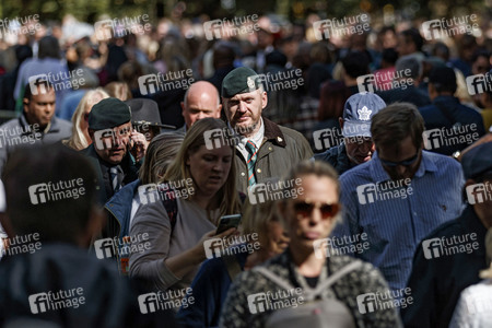 Menschenmassen warten darauf einen Blick auf den Sarg der Queen werfen zu können in London