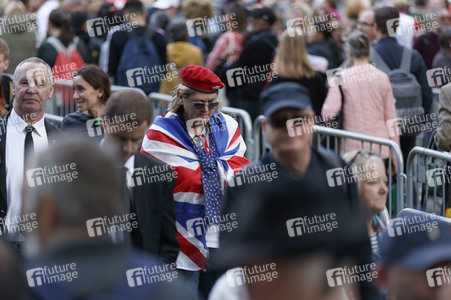 Menschenmassen warten darauf einen Blick auf den Sarg der Queen werfen zu können in London