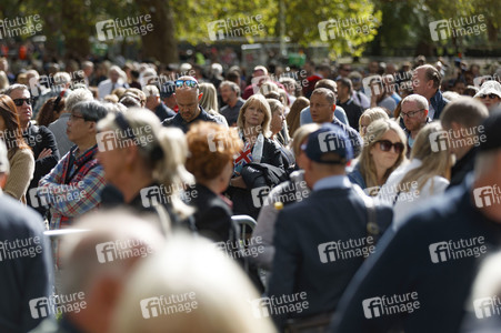Menschenmassen warten darauf einen Blick auf den Sarg der Queen werfen zu können in London