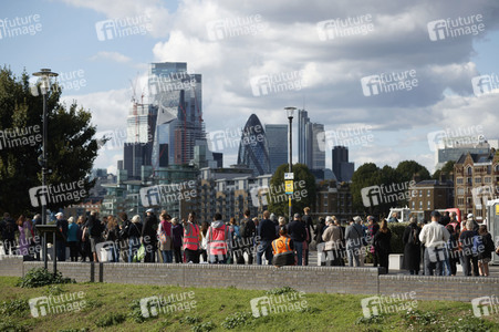Menschenmassen warten darauf einen Blick auf den Sarg der Queen werfen zu können in London