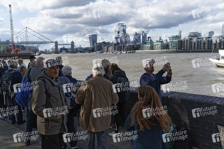 Menschenmassen warten darauf einen Blick auf den Sarg der Queen werfen zu können in London
