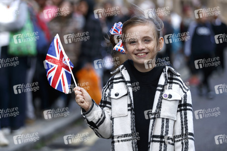 Menschenmassen warten darauf einen Blick auf den Sarg der Queen werfen zu können in London