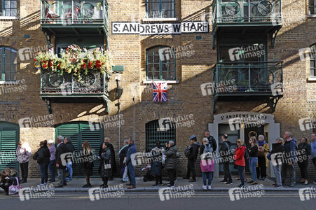 Menschenmassen warten darauf einen Blick auf den Sarg der Queen werfen zu können in London