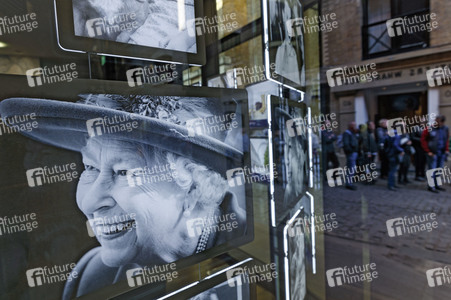 Menschenmassen warten darauf einen Blick auf den Sarg der Queen werfen zu können in London