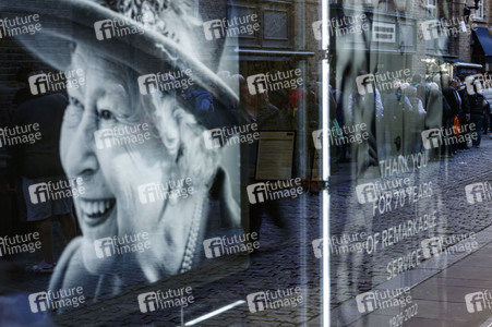 Menschenmassen warten darauf einen Blick auf den Sarg der Queen werfen zu können in London