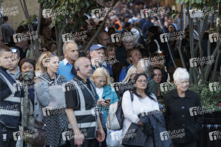 Menschenmassen warten darauf einen Blick auf den Sarg der Queen werfen zu können in London