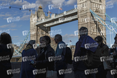 Menschenmassen warten darauf einen Blick auf den Sarg der Queen werfen zu können in London
