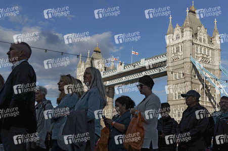 Menschenmassen warten darauf einen Blick auf den Sarg der Queen werfen zu können in London
