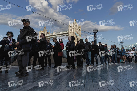 Menschenmassen warten darauf einen Blick auf den Sarg der Queen werfen zu können in London