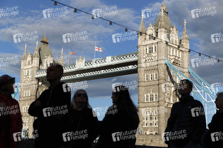 Menschenmassen warten darauf einen Blick auf den Sarg der Queen werfen zu können in London