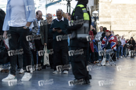 Menschenmassen warten darauf einen Blick auf den Sarg der Queen werfen zu können in London