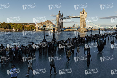 Menschenmassen warten darauf einen Blick auf den Sarg der Queen werfen zu können in London