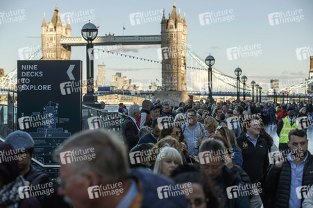 Menschenmassen warten darauf einen Blick auf den Sarg der Queen werfen zu können in London