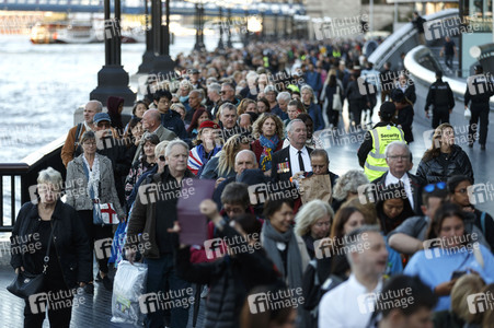 Menschenmassen warten darauf einen Blick auf den Sarg der Queen werfen zu können in London